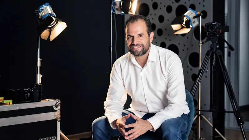 Retrato de Andrés Figueroa en el set de grabación.