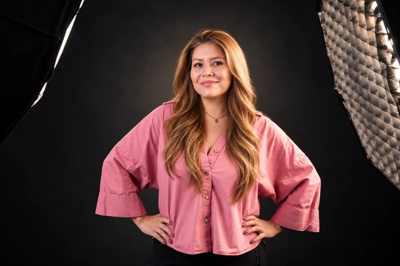 Diana Cardona en el set de Truth Frame Studio, con luces de estudio y fondo negro.